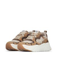 Sneaker sportive con una combinazione di suede marrone e beige, suola bianca a contrasto, dettagli testurizzati e lacci beige, con un logo sulla linguetta.