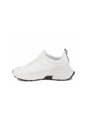 Baskets blanches de sport avec côtés en mesh, semelle épaisse texturée, devant à lacets et languette de tirage au talon sur fond blanc.