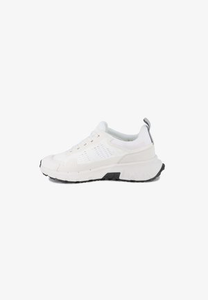 Baskets blanches de sport avec côtés en mesh, semelle épaisse texturée, devant à lacets et languette de tirage au talon sur fond blanc.