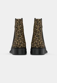 Kožené kotníkové boty s leopardím vzorem a černým koženým akcentem, s elegantním designem, kulatou špičkou a robustním texturovaným černým podpatkem.