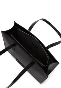 Sac fourre-tout en cuir noir avec une texture lisse, doté de longues poignées, d'une poche intérieure zippée et d'un compartiment central.