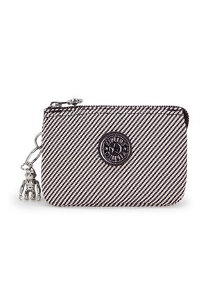 Mustavalkoraidallinen kangaspussi, jossa pyöreä logo, vetoketjusuljenta ja kiinnitetty hopeinen koriste. Sileä pinta, kompakti suorakulmainen muoto.