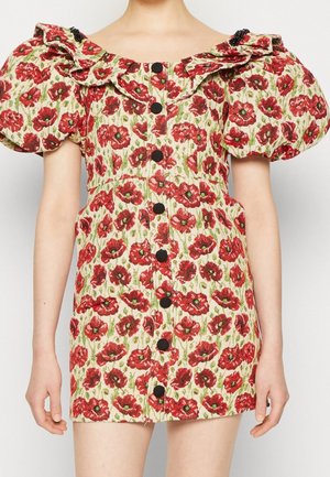 Kleid mit rotem Mohnblumenmuster, gepufften kurzen Ärmeln, schwarzen Knöpfen vorne und gerafftem Kragen.