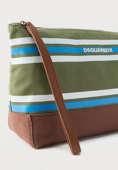 Pochette en toile verte et marron avec des rayures blanches et bleues, une lanière de poignet en cuir marron, et le logo "DSQUARED2" sur le devant en haut.