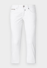 Pantaloni in denim bianco slim fit, con cinque tasche e chiusura con bottone. Presentano un accento in metallo con logo sulla vita. Tessuto liscio.