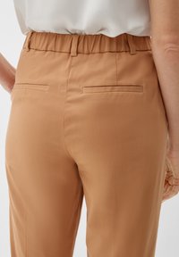 s.Oliver BLACK LABEL SLIM MIT BUNDFALTE - Chino - sandstein