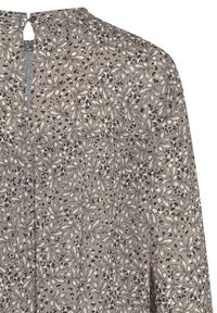 Tessuto stampato floreale in grigio, con foglie in bianco e nero e una finitura testurizzata. Chiusura sul retro con apertura a chiave e dettaglio con bottone.