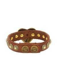 Bracciale in pelle marrone con borchie in tono oro e dettagli metallici decorativi. Chiusura a forma di cuore con dettagli incisi.