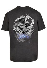 Sort bomulds T-shirt med et 3D-grafisk design af to figurer, omgivet af lilla lyn og teksten "HIGHER THAN HEAVEN."