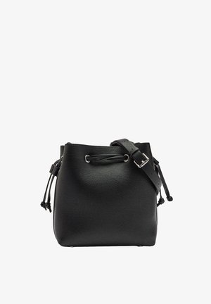 Czarna skórzana torba w kształcie wiadra z regulowanym paskiem, sznurkiem na ściągnięcie i srebrnymi oczkami na białym tle.