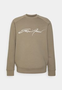 Olivgrön sweatshirt med rund hals, ribbade ärmar och nederkant, med en framträdande vit kursiv logotyp över bröstet.