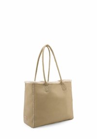 Borsa tote in pelle beige con due lunghe maniglie, foderata in morbido shearling crema. Forma rettangolare con una texture liscia e design minimalista.
