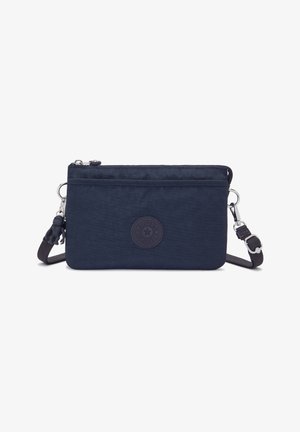 Sac en bandoulière bleu marine en tissu texturé, doté d'une fermeture éclair, d'un patch logo et d'une sangle réglable avec un porte-clés pendentif amovible.