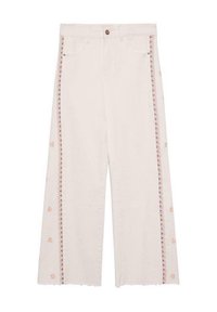 Pantalones de mezclilla anchos blancos con bordado geométrico rosa en los laterales, que cuentan con bolsillos frontales y un dobladillo sin acabar en la parte inferior.