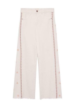 Pantalones de mezclilla anchos blancos con bordado geométrico rosa en los laterales, que cuentan con bolsillos frontales y un dobladillo sin acabar en la parte inferior.