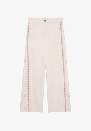Pantalones de mezclilla anchos blancos con bordado geométrico rosa en los laterales, que cuentan con bolsillos frontales y un dobladillo sin acabar en la parte inferior.