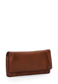 Portefeuille en cuir marron avec une texture lisse, fermeture à rabat et une marque subtile. Dispose d'un compartiment zippé pour un rangement supplémentaire.
