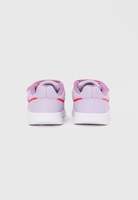 Μωβ και ροζ αθλητικά παπούτσια με πλεκτό επάνω μέρος, επενδεδυμένο γιακά και λευκή ελαστική σόλα. Διαθέτουν λουρί με αυτοκόλλητο για εύκολη χρήση.