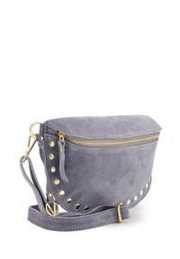 Grå ruskinds crossbody taske med guld lynlås, naglede accenter og justerbar rem. Den afrundede bund og glatte tekstur forbedrer designet.