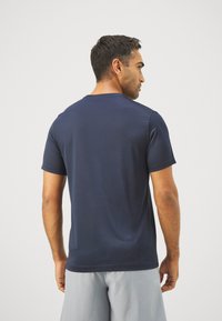 Nike Performance TEE RESET - T-shirt de sport - obsidian/matte silver