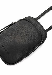 Schwarze Leder-Umhängetasche mit strukturiertem Oberflächen, abgerundeten Kanten, Reißverschluss und verstellbaren Trägern; verfügt über eine geprägte Markenkennung.
