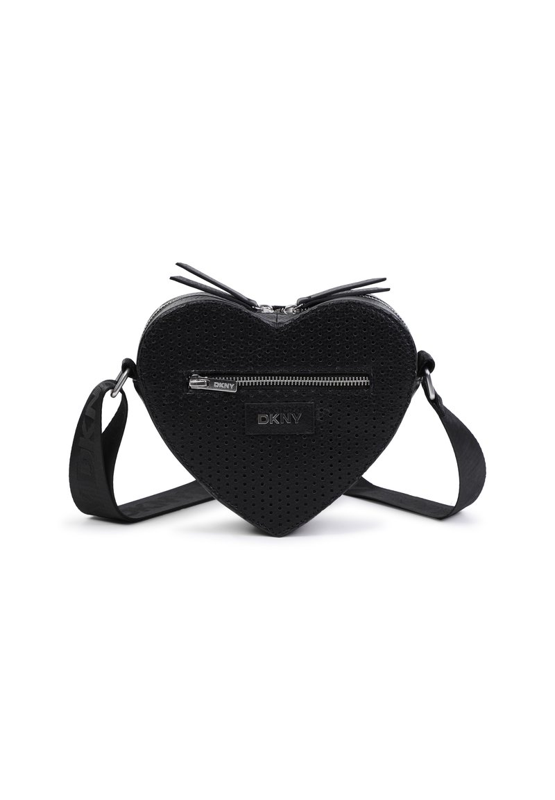 Borsa a forma di cuore nera in pelle perforata, con chiusura a zip e etichetta con logo. Presenta una tracolla per un utilizzo versatile.