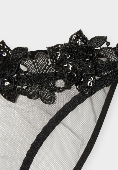 Μαύρο δίχτυ ύφασμα με περίτεχνη μαύρη δαντέλα με λουλούδια, διακοσμημένη με παγιέτες κατά μήκος της κυρτής άκρης ενός ενδύματος ή αξεσουάρ.
