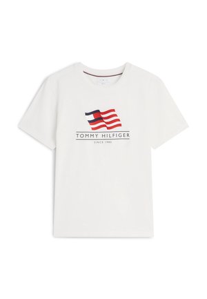 Valge lühikeste varrukatega T-särk punase, valge ja sinise lipu logoga ning "Tommy Hilfiger Since 1985" trükiga logo all.