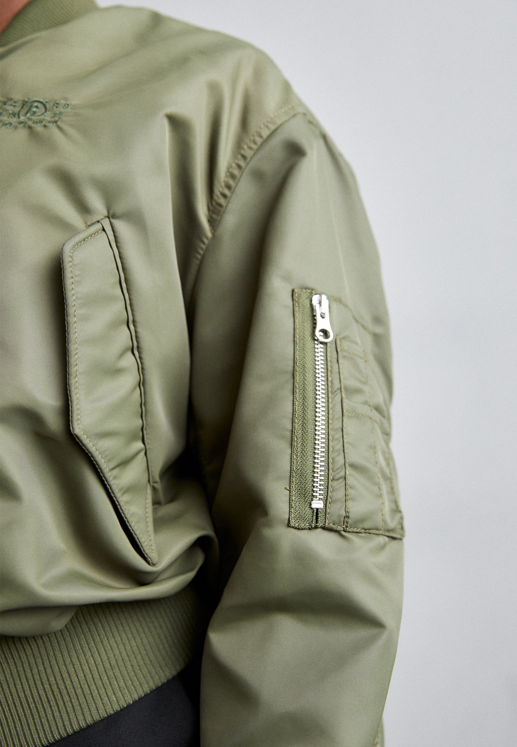 アウターその他 MM6 MAISON MARGIELA Bomber jacket Green S52AM0315M35257 MM6 Maison Margiela kurtka bomber kolor zielony przejściowa