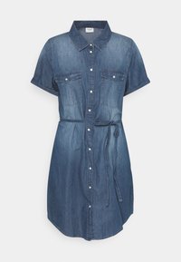 Denim krekliņš ar svārkiem vidēji zilā krāsā, ar īsām sarullētām piedurknēm, divām krūšu kabatām, pogu aizdari un jostu viduklim.