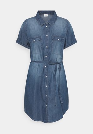 Vestido em jeans na tonalidade azul média, com mangas curtas dobradas, dois bolsos no peito, fecho frontal com botões e um cinto na cintura.