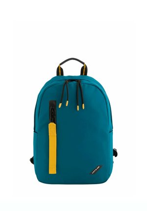 Mochila color azul verdoso con tiradores de cremallera negros y amarillos, una correa vertical amarilla en la parte frontal y una pequeña etiqueta negra con la inscripción "LET'S GO" en la parte inferior.