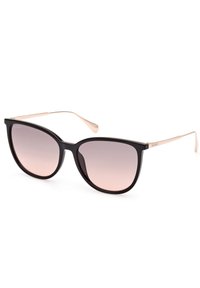 Gafas de sol negras de forma oversized y lentes degradados. Las monturas son de plástico, con brazos de metal en tono dorado.
