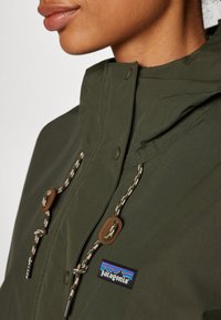 Patagonia OUTDOOR EVERYDAY RAIN JACKET - Casaco impermeável - pine needle green