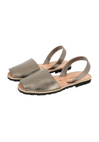 Sandales en bronze métallique avec un dessus en cuir lisse, bout ouvert, design à bride arrière et semelle en caoutchouc noir texturé. Style décontracté.