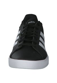 Zwarte sportieve sneakers van synthetisch materiaal met witte strepen, vetersluiting en een gestructureerde rubberen zool. Vooraanzicht.