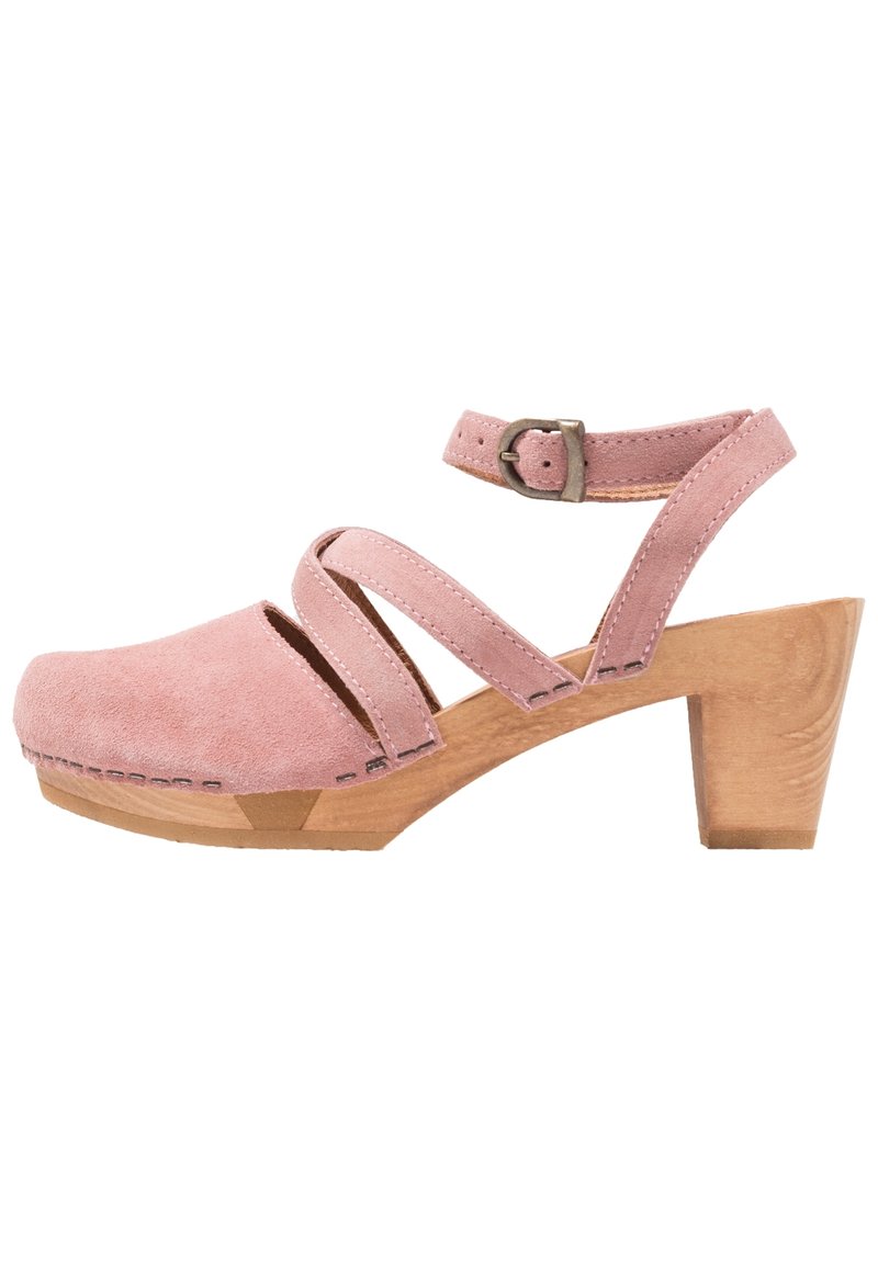 Rosa Wildleder-Clog mit Kreuzriemen und tanfarbener Holzferse. Verfügt über einen verstellbaren Knöchelriemen mit einer Metallschnalle und sichtbaren Nähdetails.