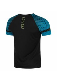 Camisa atlética negra con mangas de patrón geométrico azul. Presenta el texto "ENDLESS" en la parte posterior y un tejido duradero para uso activo.