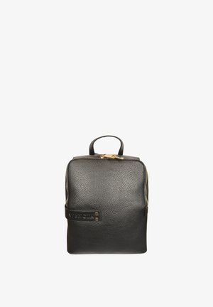 Zaino in pelle nera testurizzata con manico superiore, cerniera dorata e piccola etichetta in rilievo sul davanti.