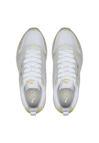 Hvide mesh sneakers med lysebeige accenter, der har en tekstureret overdel, gule detaljer, flade snørebånd og en polstret krave for komfort.