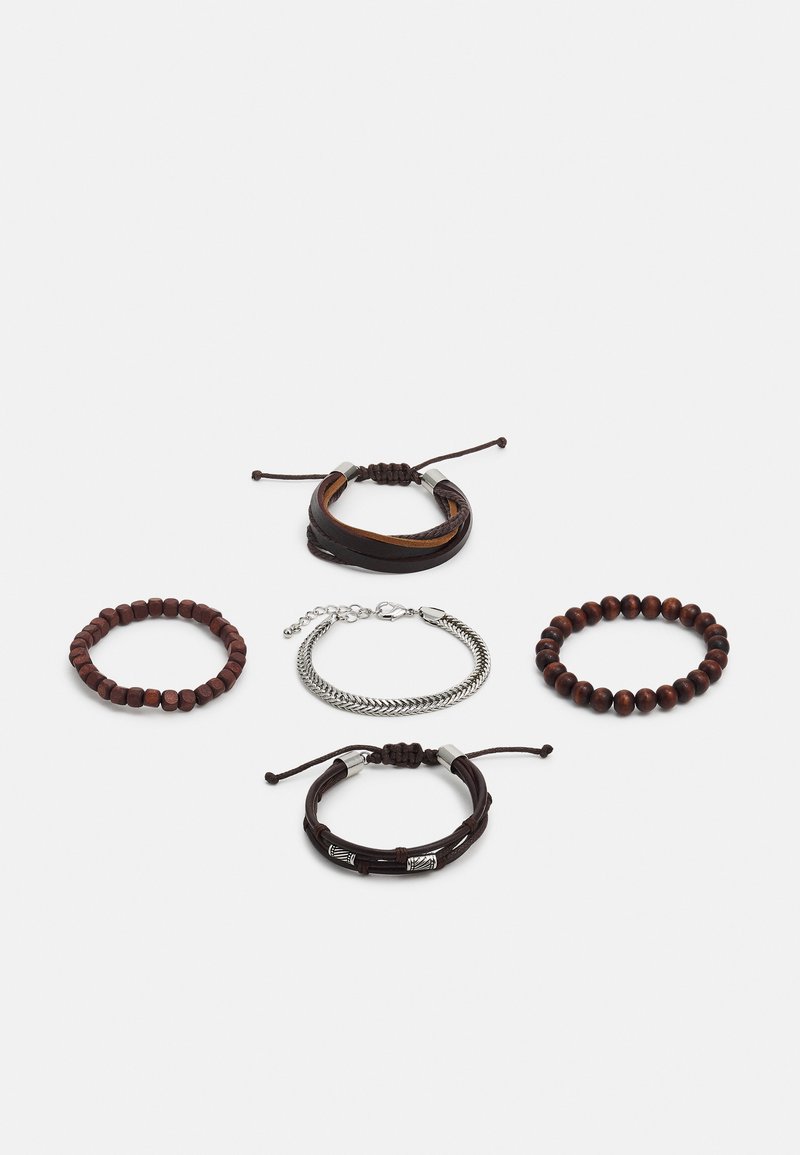 Ensemble de cinq bracelets comprenant du cuir brun, des perles en bois et une chaîne en argent ; textures et formes variées, avec des fermetures ajustables.