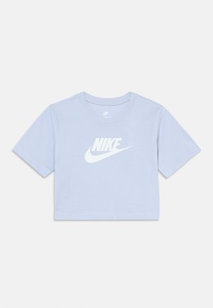 T-shirt cortissima azzurro chiaro in cotone, con maniche corte e un prominente logo Nike bianco sul davanti.