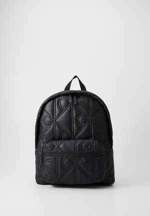 Zaino nero trapuntato con design imbottito, loghi in rilievo, tasca frontale con zip e spallacci regolabili.