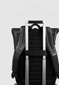 Zwarte leren rugzak met gewatteerde banden, metalen handgrepen en een strak design. Voorzien van een gestructureerd achterpaneel en zilverkleurige hardware accenten.