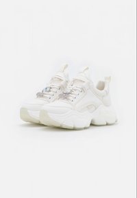 Baskets blanches épaisses avec semelles épaisses, design à lacets, et détail décoratif de gemme et chaîne sur les lacets, vues en angle de face côté.