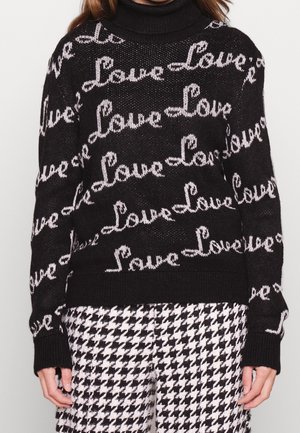 Pull en maille noir avec un motif répétitif "Love" en blanc, col roulé, poignets et ourlet côtelés, tissu texturé.