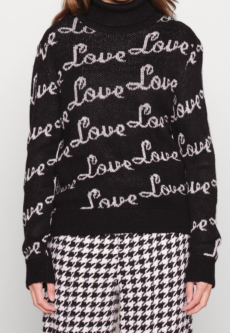 Černý pletený svetr s opakujícím se motivem "Love" v bílé barvě, s vysokým límcem, žebrovanými manžetami a spodním lemem, texturovaná tkanina.