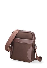 Borsa a tracolla marrone con tessuto texturizzato, dettagli lisci, tracolla regolabile e logo sul davanti. Design compatto rettangolare.