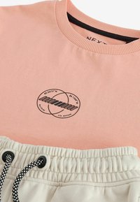 Next SET - Šortky - coral stone