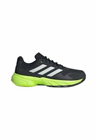 Baskets de sport noires avec une tige en maille respirante, trois rayures argentées et une semelle vert fluo conçues pour la course ou une utilisation active.